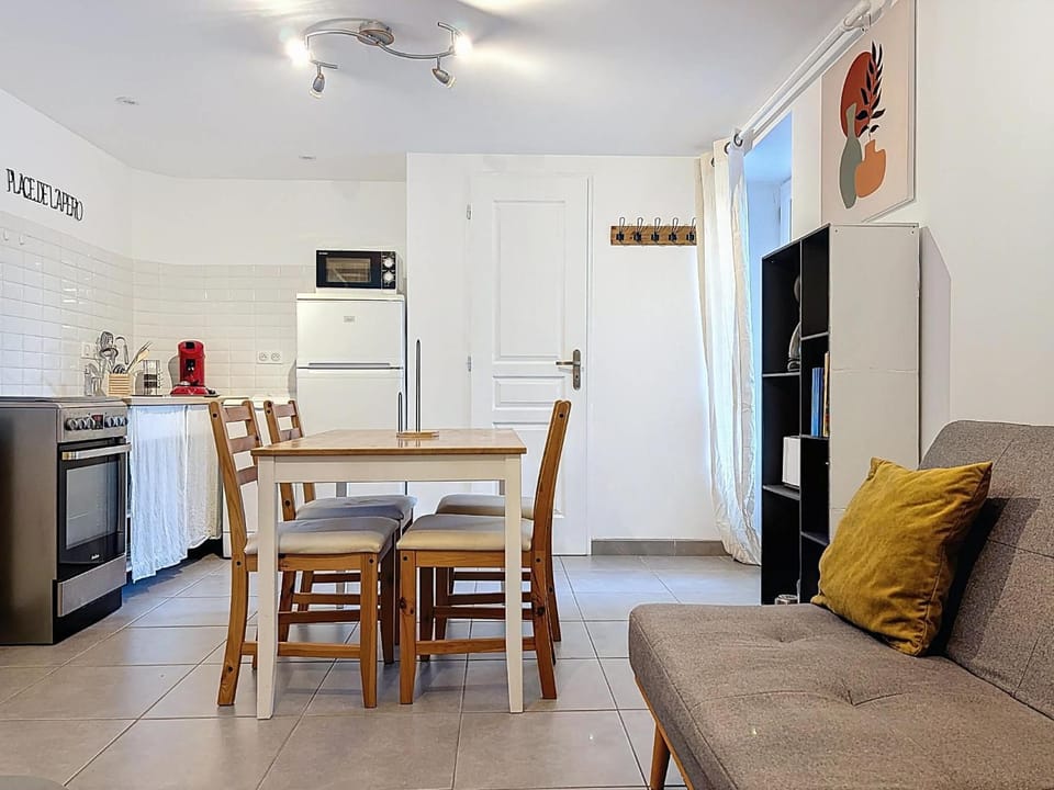 TV and multimedia, Kitchen or kitchenette, Dining area, oven, stove