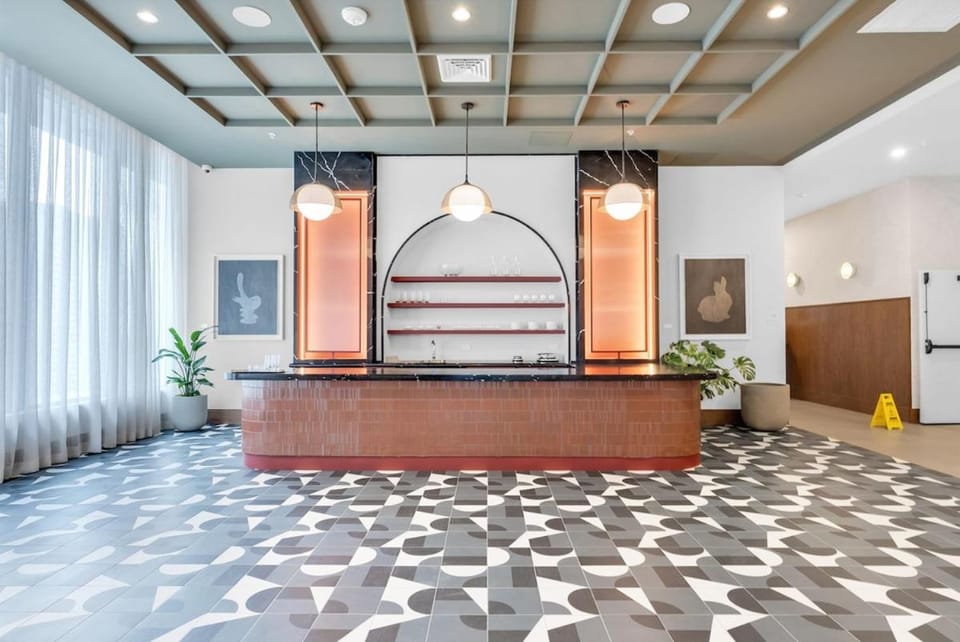 Chic Downtown Miami 2BR City Views Rooftop Pool Apartment in Miami