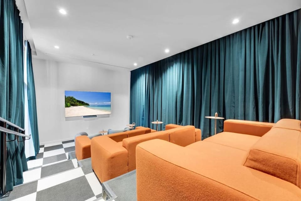 Chic Downtown Miami 2BR City Views Rooftop Pool Apartment in Miami