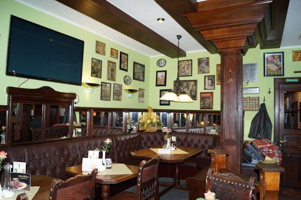 Restaurant/places to eat, Decorative detail, Lunch, Dinner, Alcoholic drinks, Non alcoholic drinks