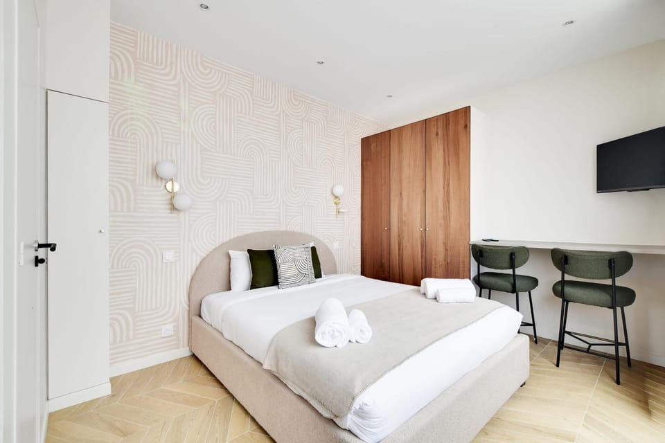 Bed, TV and multimedia, Photo of the whole room, Bedroom, towels, wardrobe