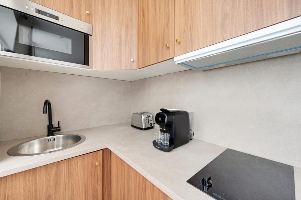 Coffee/tea facilities, Kitchen or kitchenette, stove, toaster