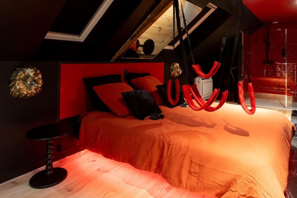 Love Room L'Ombre du Désir Secret Apartment in Pays de la Loire
