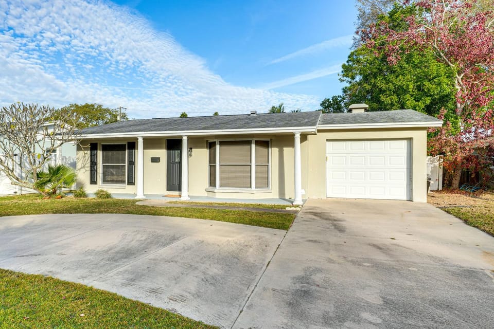 5 Mi to Downtown St Pete: Private Oasis w/ Yard House in St Petersburg