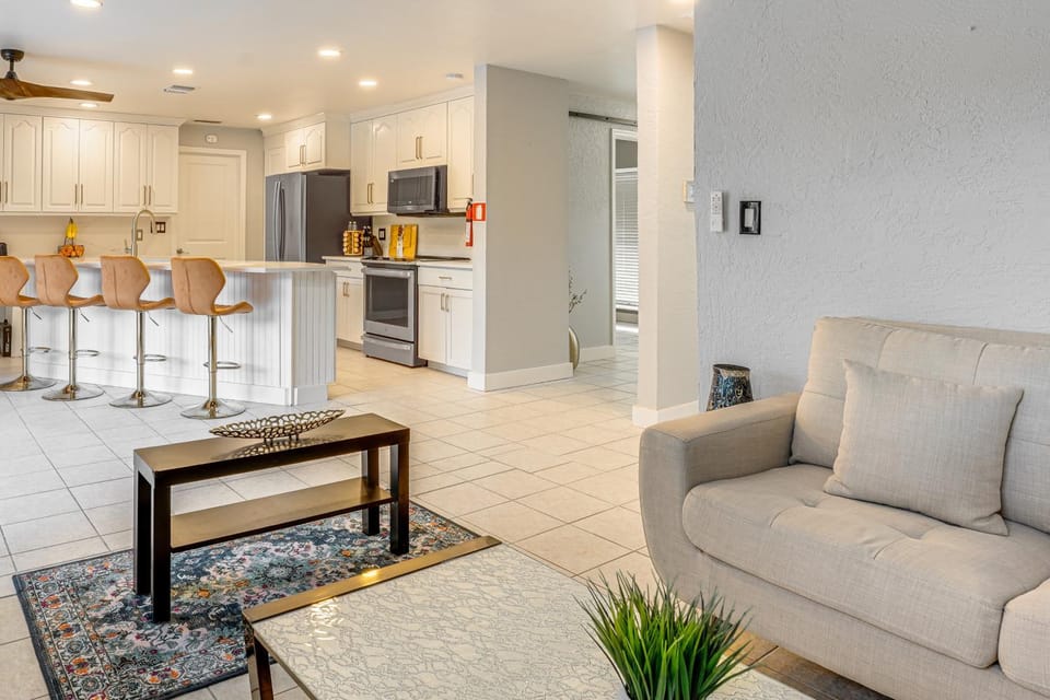 5 Mi to Downtown St Pete: Private Oasis w/ Yard House in St Petersburg