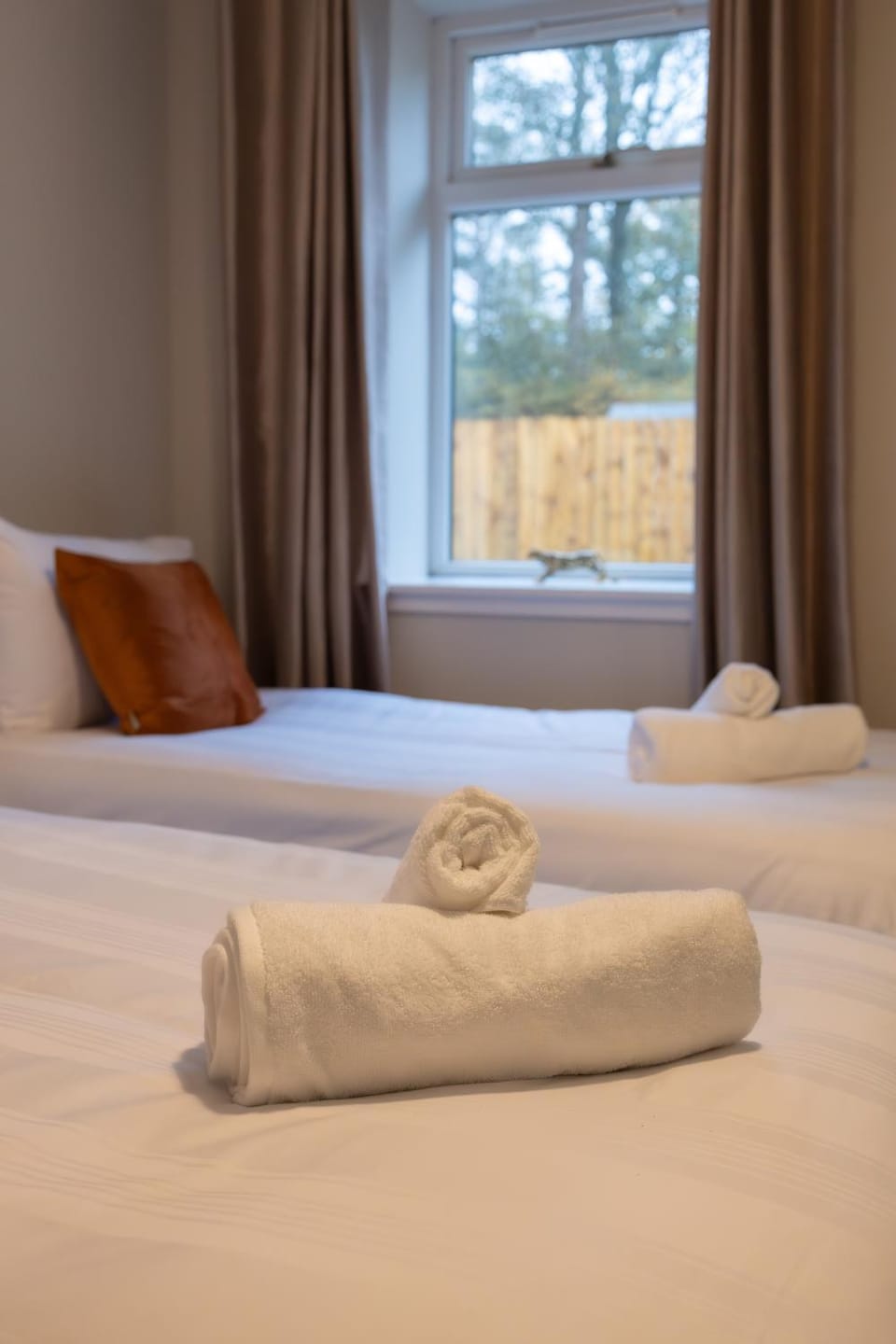 Bed, Bedroom, towels