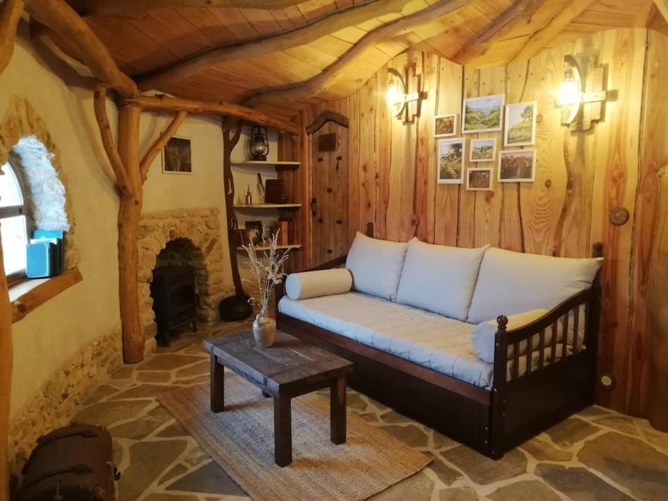 Cabane de Hobbit insolite proche Futuroscope - Le Coteau des Fadets House in Nouvelle-Aquitaine