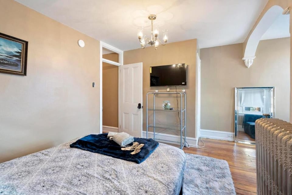 Bed, TV and multimedia, Photo of the whole room, Bedroom, towels, wardrobe