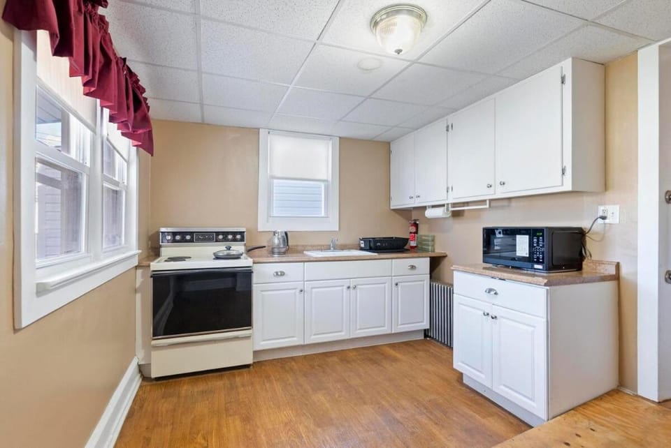 Coffee/tea facilities, Kitchen or kitchenette, stove