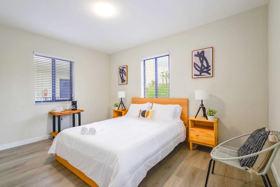 Bed, Seating area, Bedroom