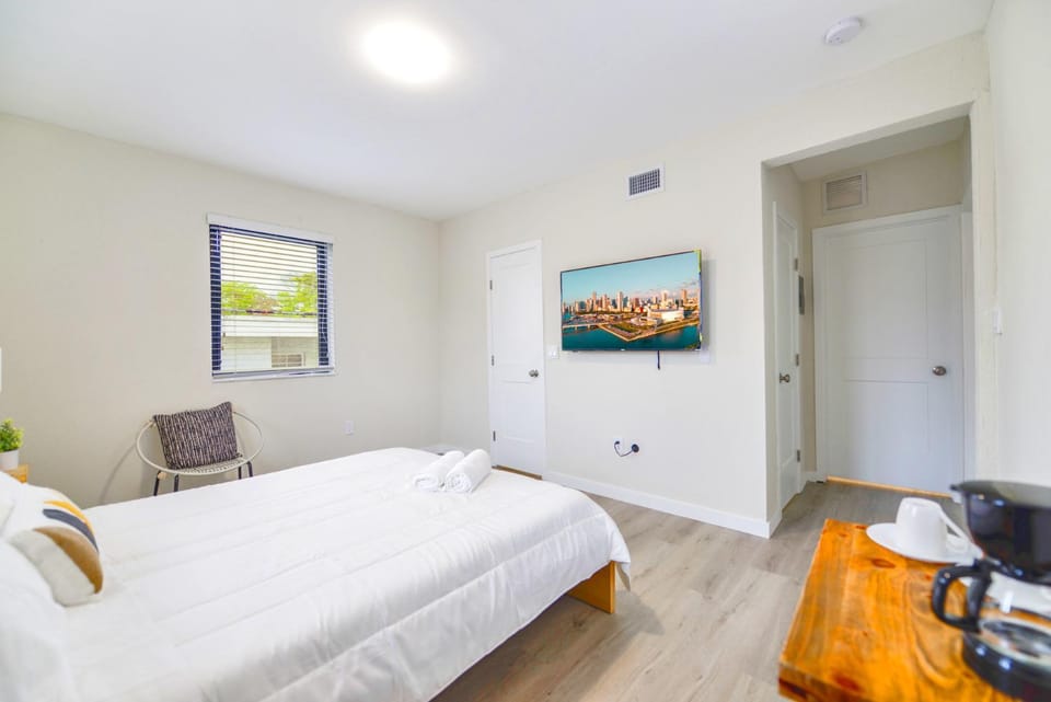Bed, TV and multimedia, Seating area, Bedroom