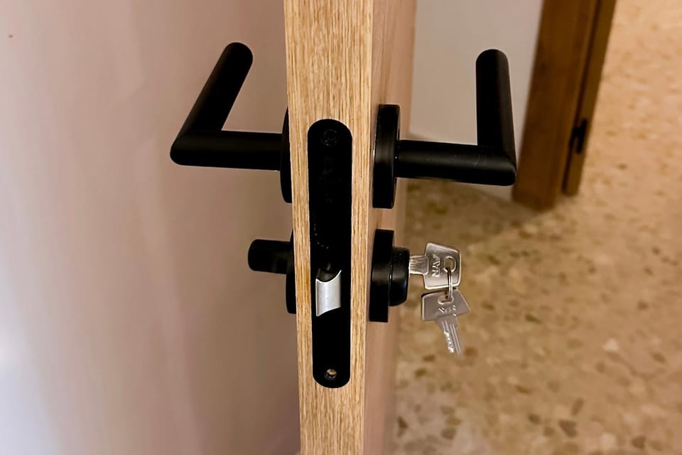 Bedroom, locker