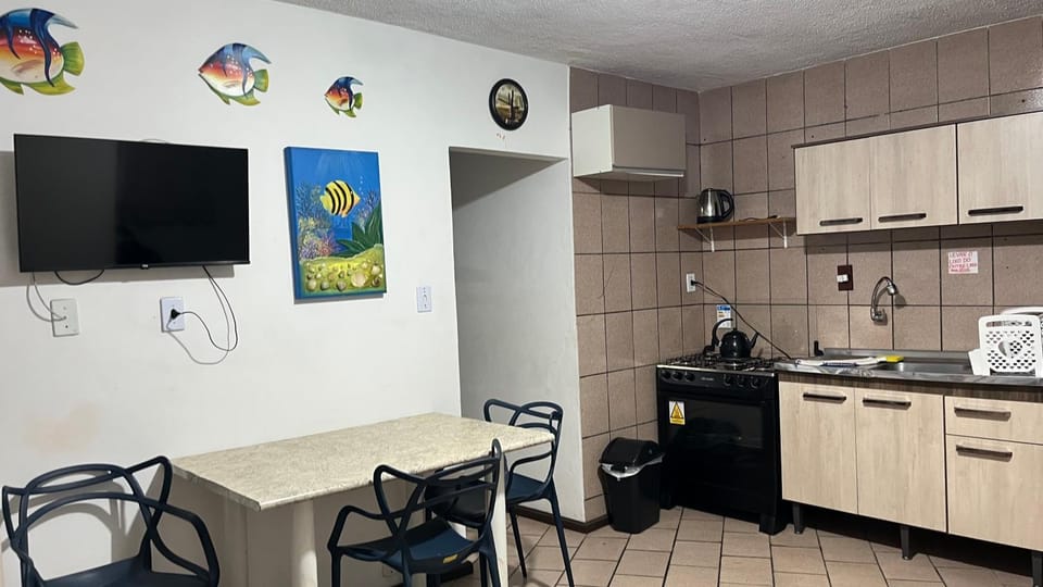 TV and multimedia, Kitchen or kitchenette, Dining area, oven, stove