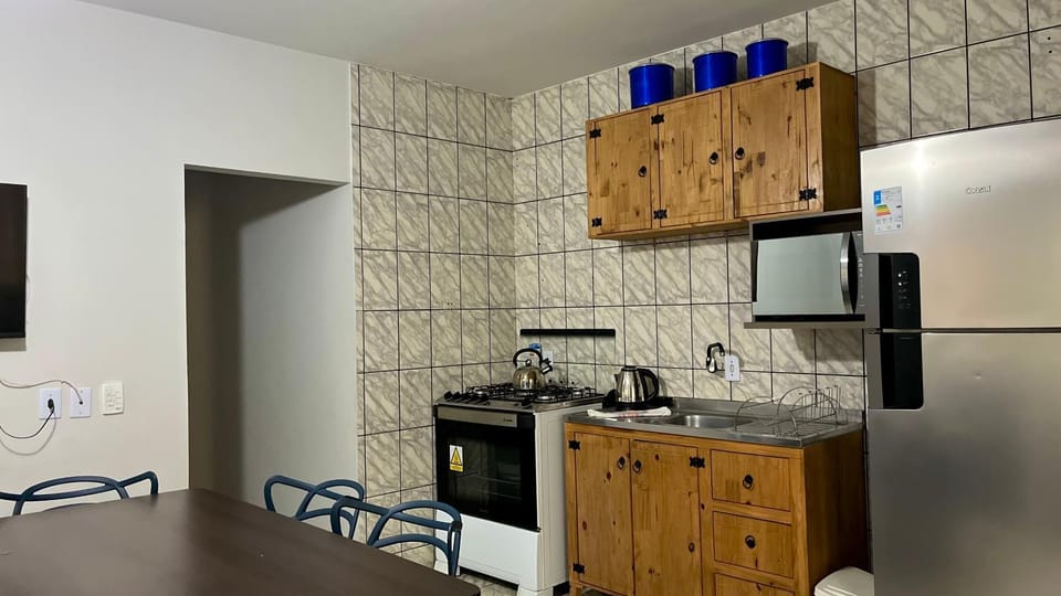 Kitchen or kitchenette, minibar, oven, stove