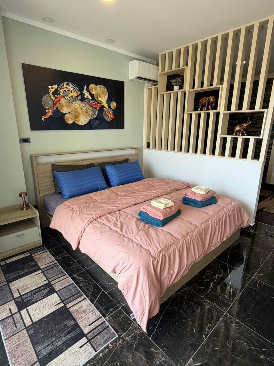 Bed, towels