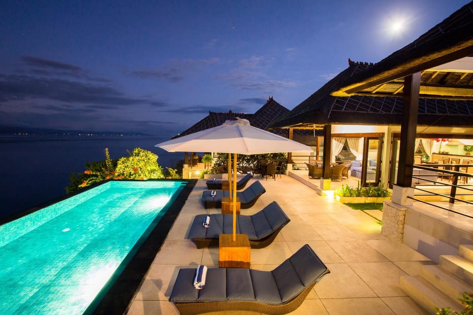 Mountain view, Pool view, Sea view