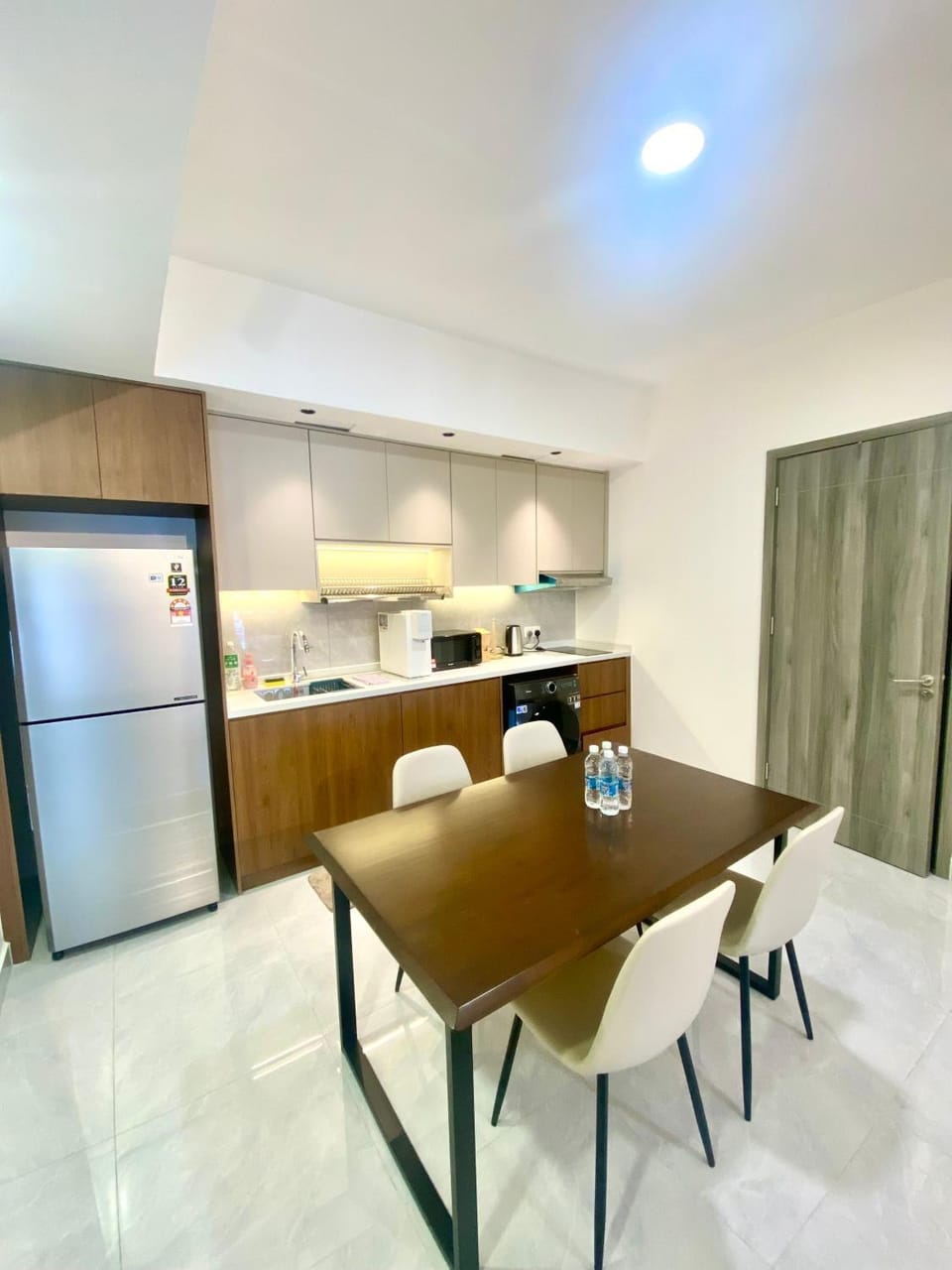 Kitchen or kitchenette, Living room, Seating area, Dining area, oven