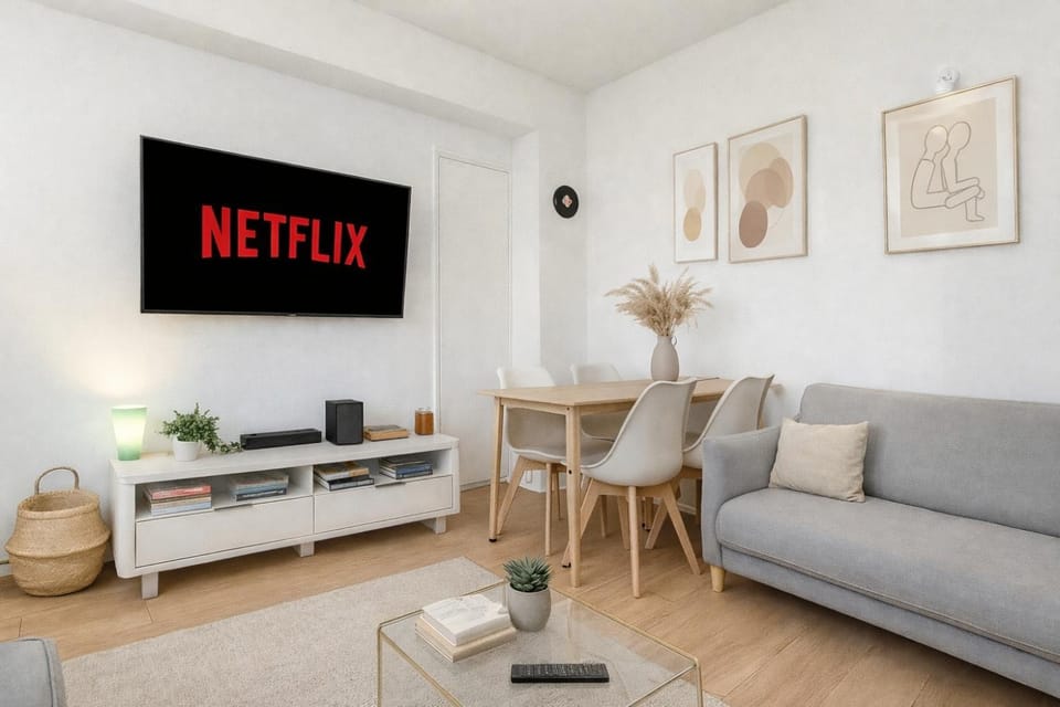 Communal lounge/ TV room, TV and multimedia, Living room, Seating area, Evening entertainment