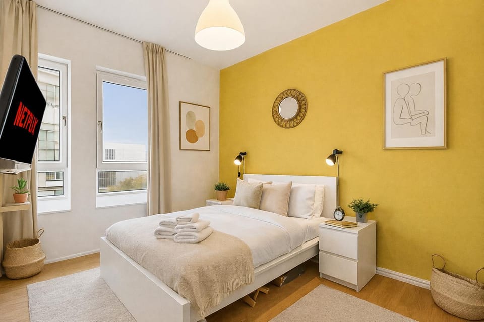 Bed, TV and multimedia, Photo of the whole room, Bedroom, towels