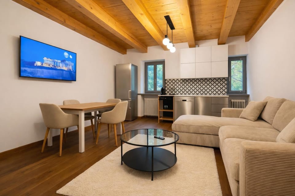 Communal lounge/ TV room, TV and multimedia, Kitchen or kitchenette, Living room, Seating area, Dining area