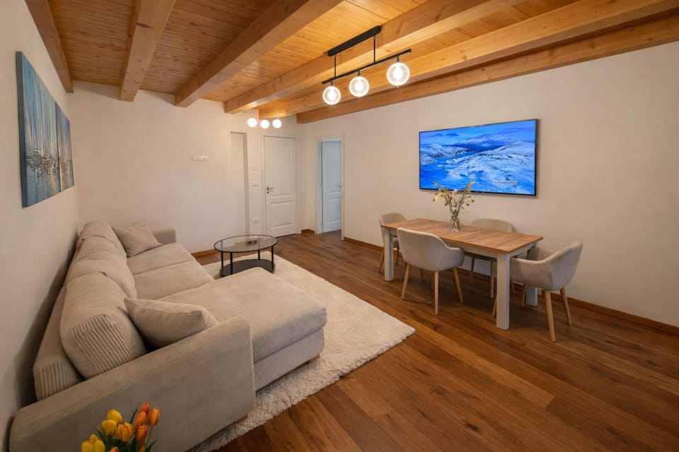 Communal lounge/ TV room, TV and multimedia, Living room, Seating area, Dining area