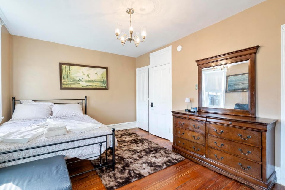 Photo of the whole room, Bedroom