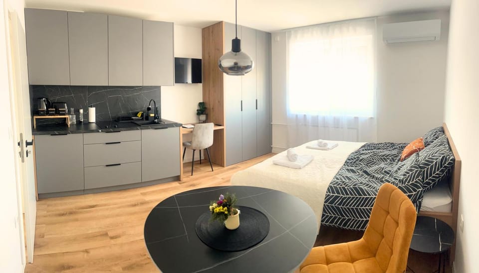 Bed, TV and multimedia, Coffee/tea facilities, Kitchen or kitchenette, Photo of the whole room, Dining area