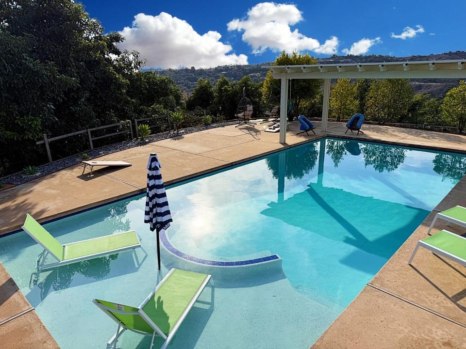 Day, Natural landscape, Mountain view, Pool view, Swimming pool, sunbed