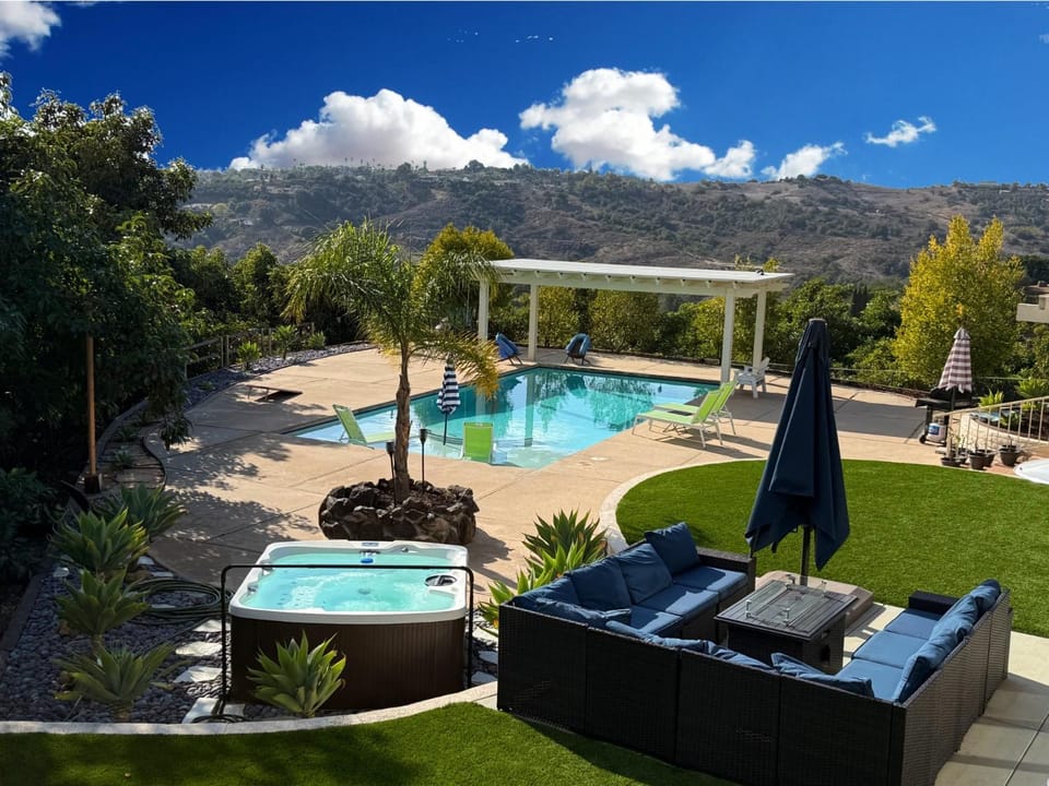 Day, Natural landscape, Garden, Hot Tub, View (from property/room), Balcony/Terrace, Pool view, Swimming pool, sunbed