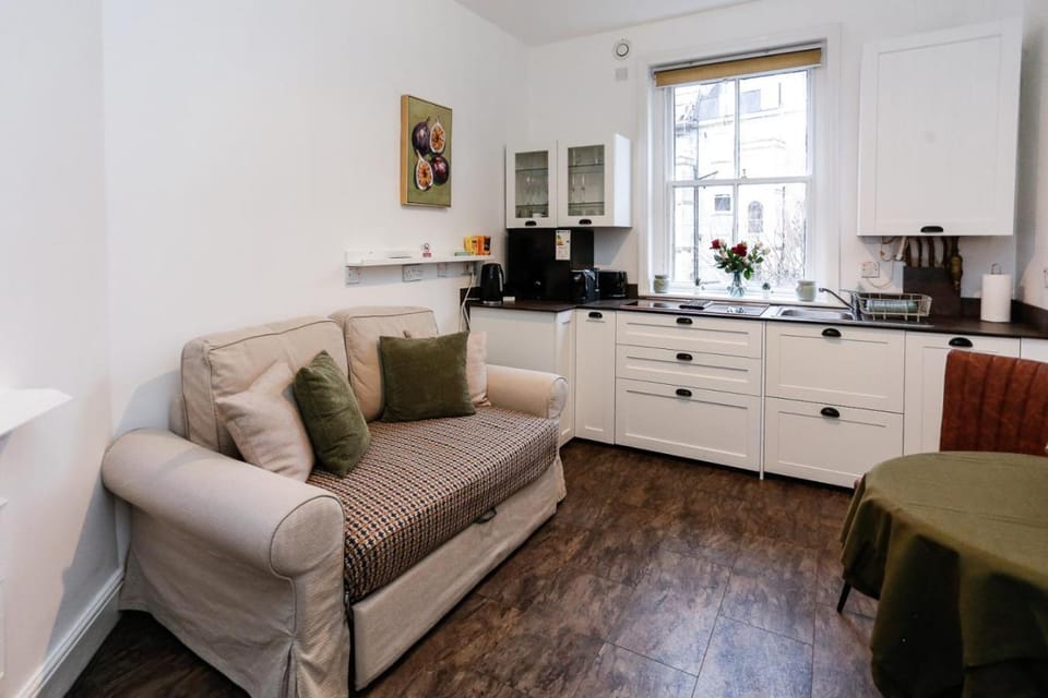 Kitchen or kitchenette, Seating area