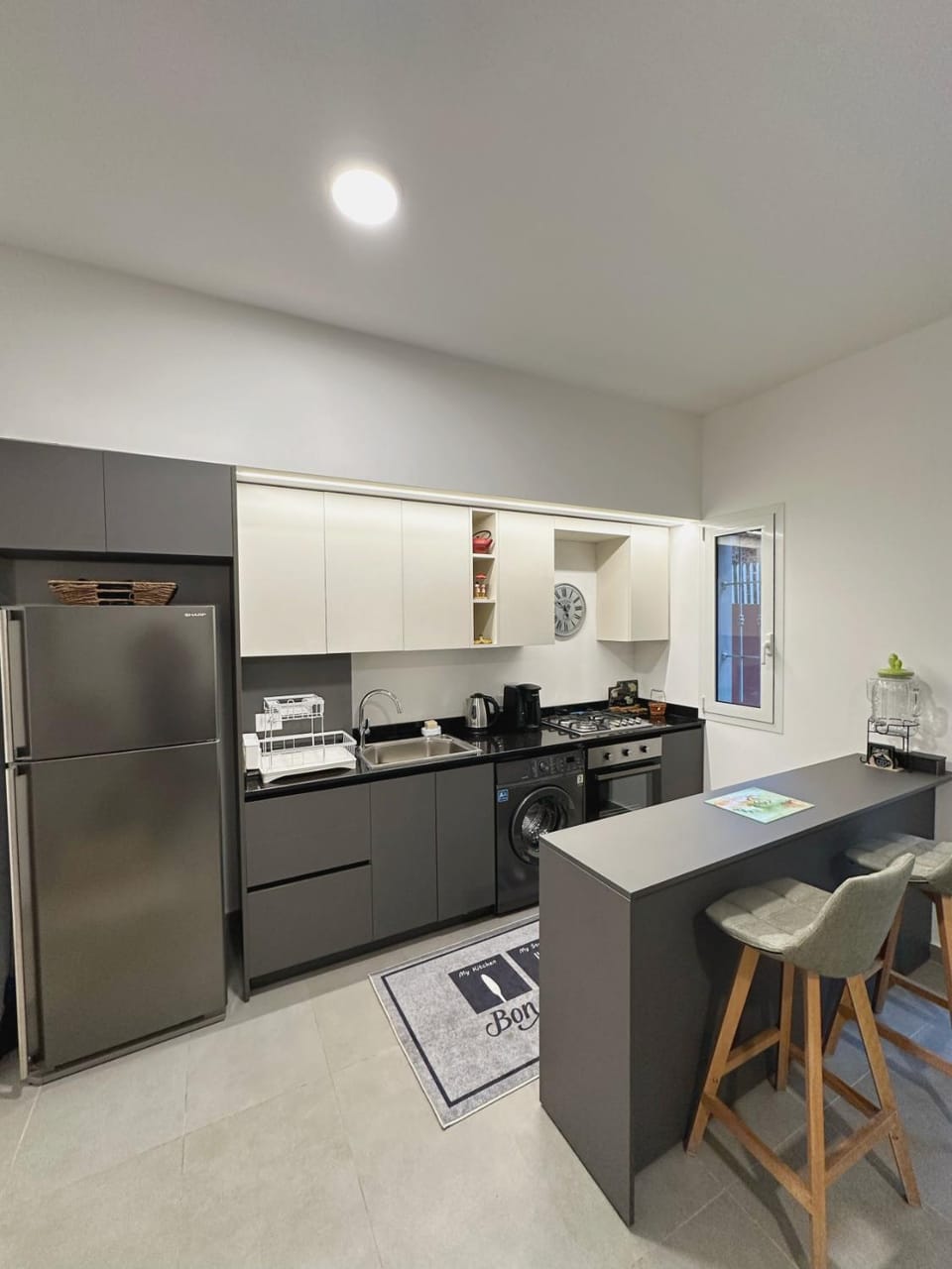 Coffee/tea facilities, Kitchen or kitchenette, oven, stove, washing machine