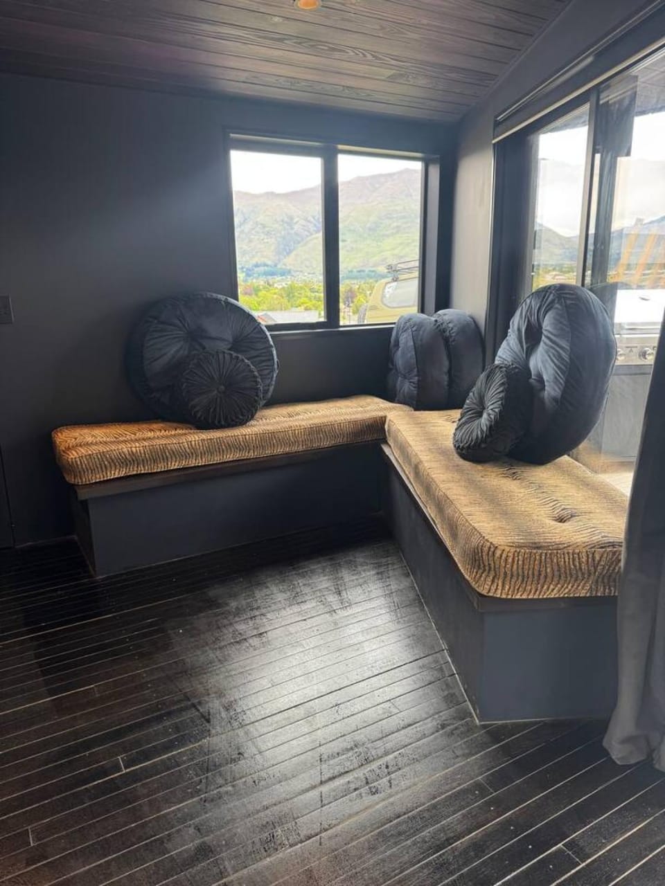 Gucci Gorgeous Designer Studio Mountain and Lake views Apartment in Wanaka
