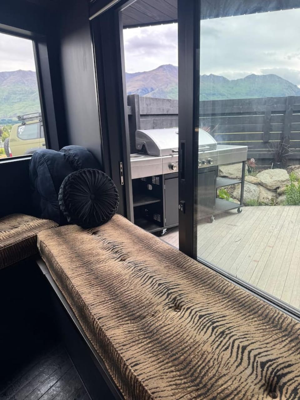 Gucci Gorgeous Designer Studio Mountain and Lake views Apartment in Wanaka