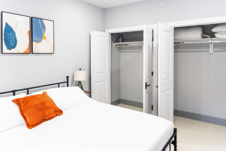 Stylish Two Bedroom Apartment with Free Indoor Parking Apartment in North Bergen