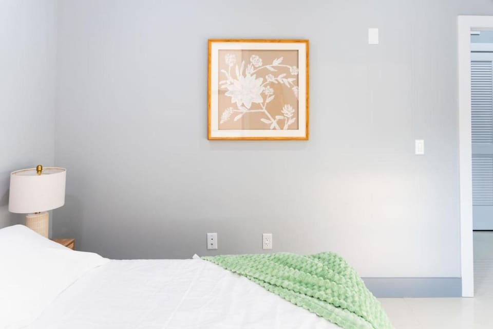 20 Minutes to Times Square with Free Indoor Parking Apartment in North Bergen