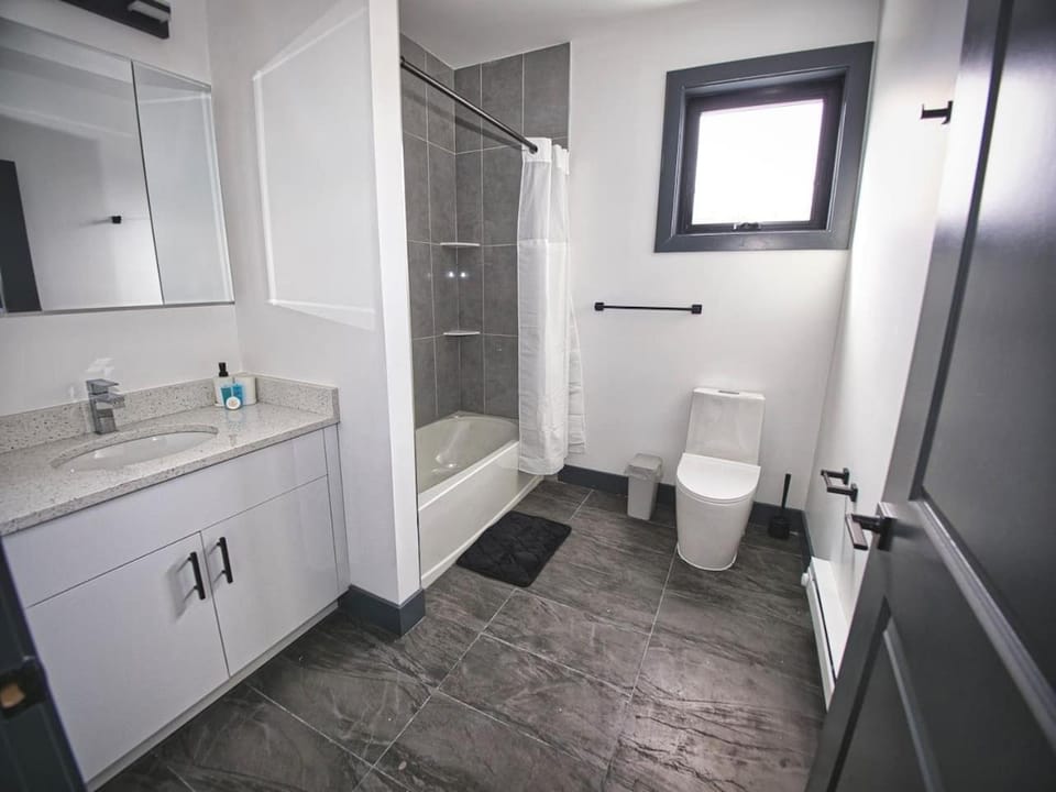 Spacious Apt 15 mins to NYC with Free Indoor Parking Apartment in North Bergen