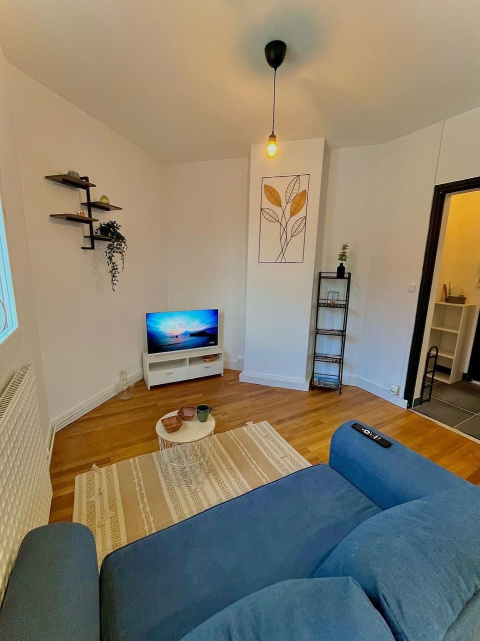 Bed, TV and multimedia, Living room