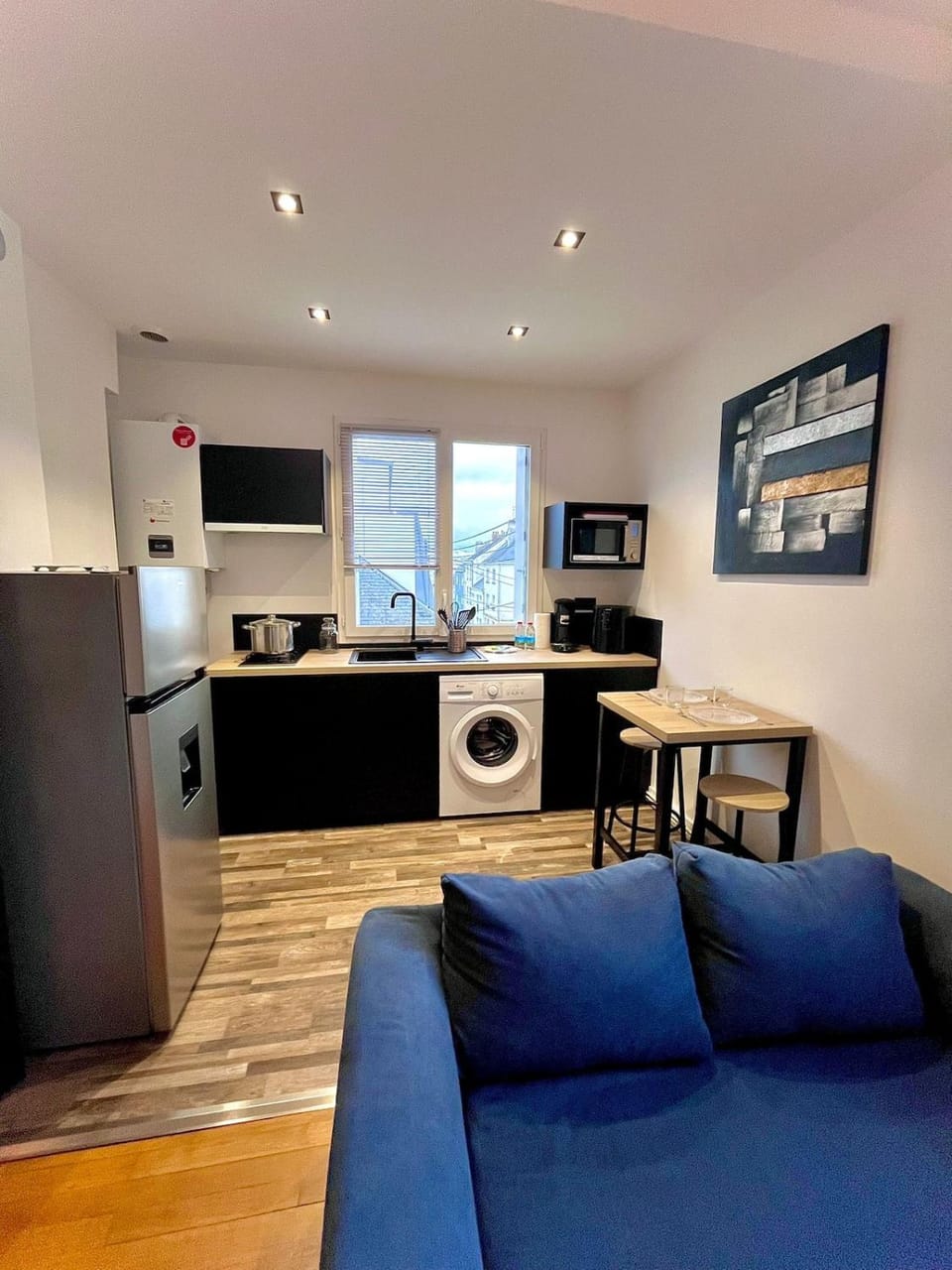 Kitchen or kitchenette, Dining area, stove, washing machine