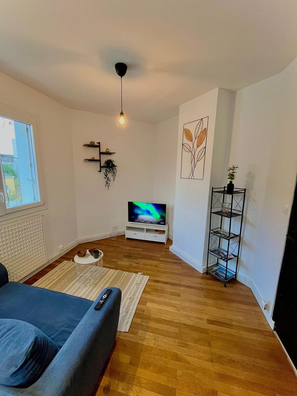 Bed, TV and multimedia, Living room