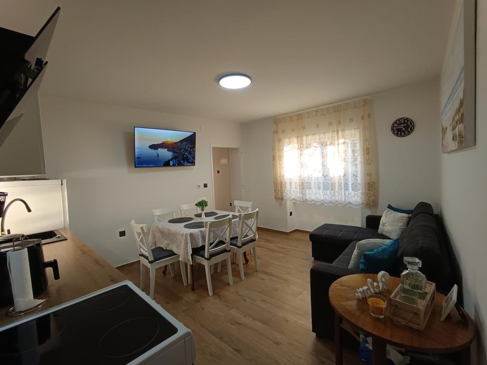 Living room, Food and drinks, Seating area, Dining area