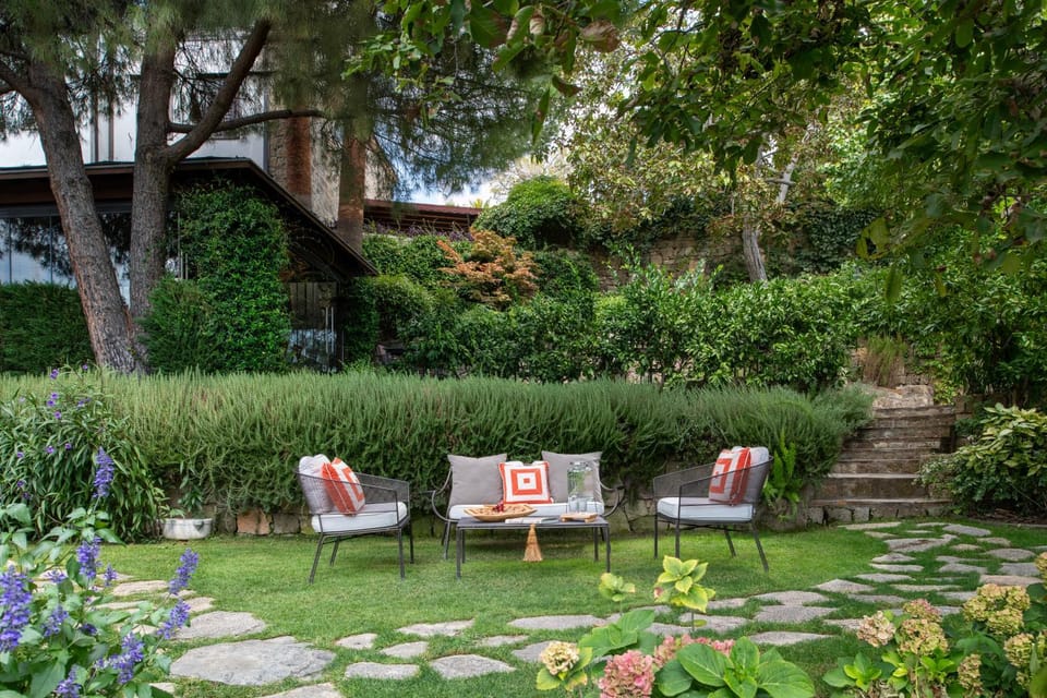 Garden, Seating area, Garden view
