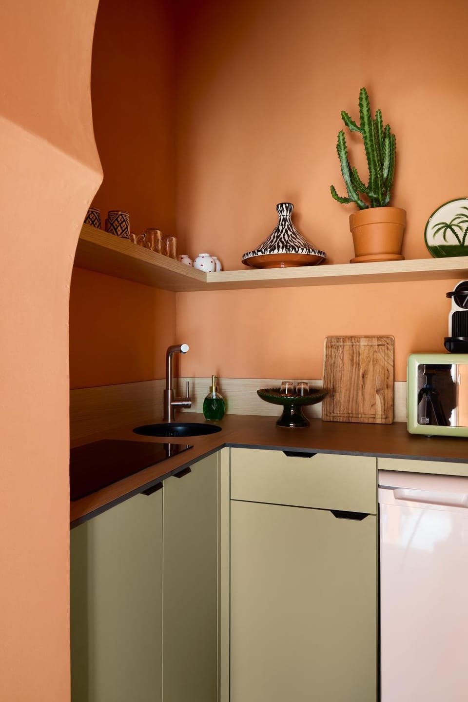 Coffee/tea facilities, Kitchen or kitchenette, stove, kitchen