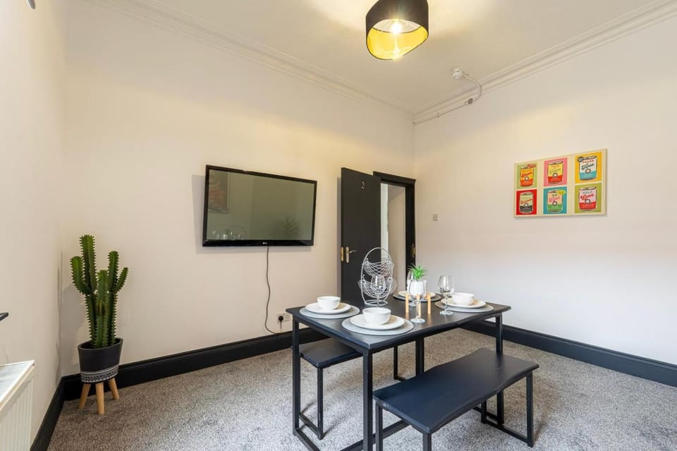TV and multimedia, Seating area, Dining area