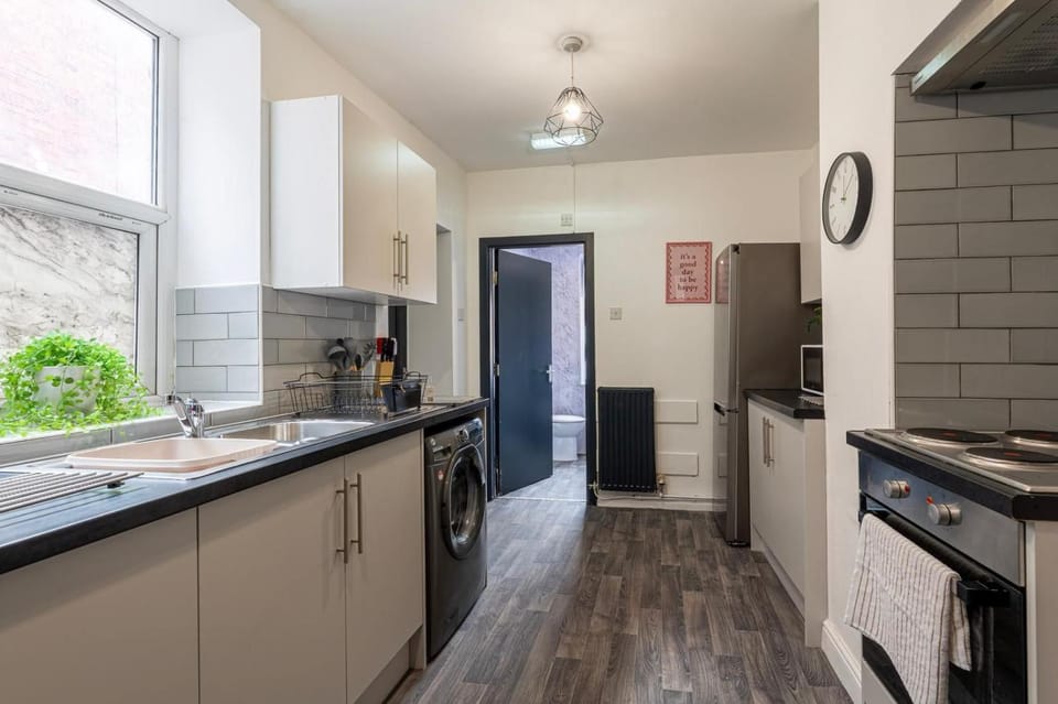 Kitchen or kitchenette, oven, stove