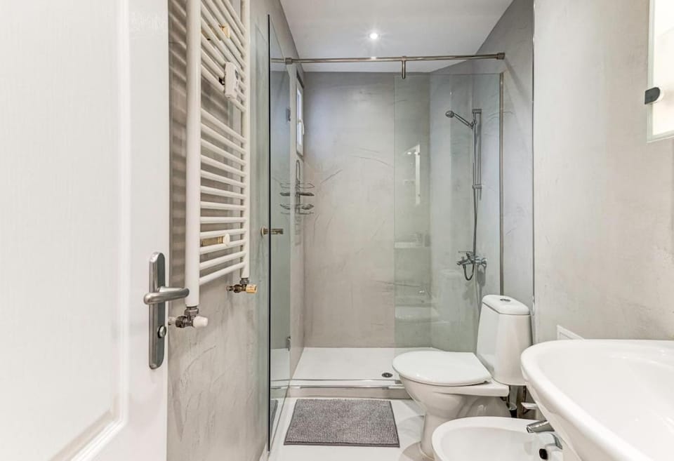 Shower, Toilet