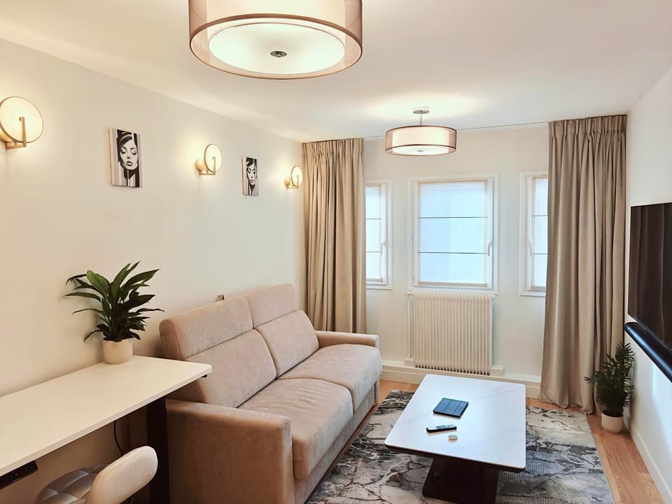 TV and multimedia, Living room, Seating area