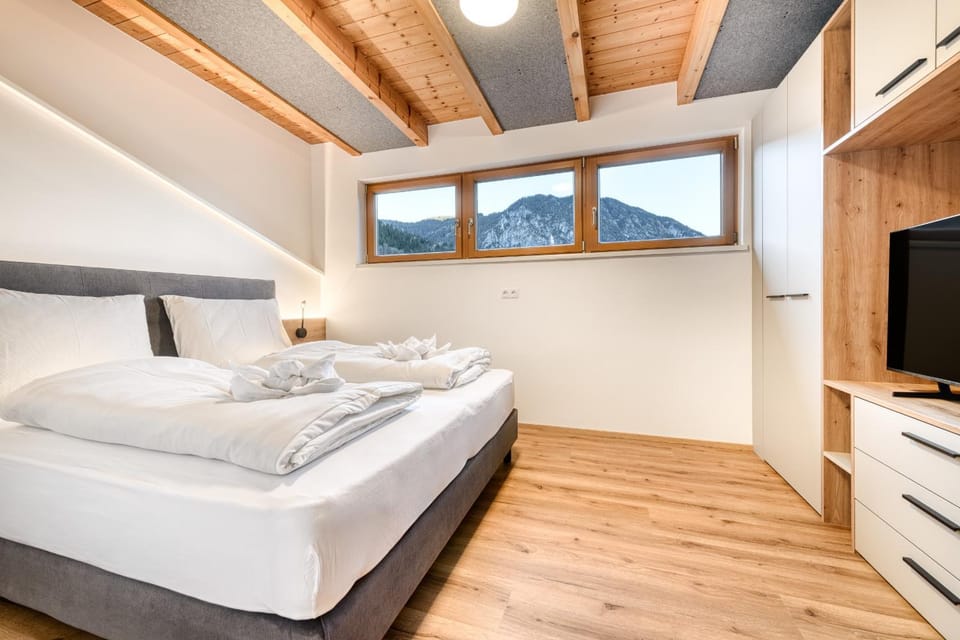 Bed, TV and multimedia, Bedroom, wardrobe