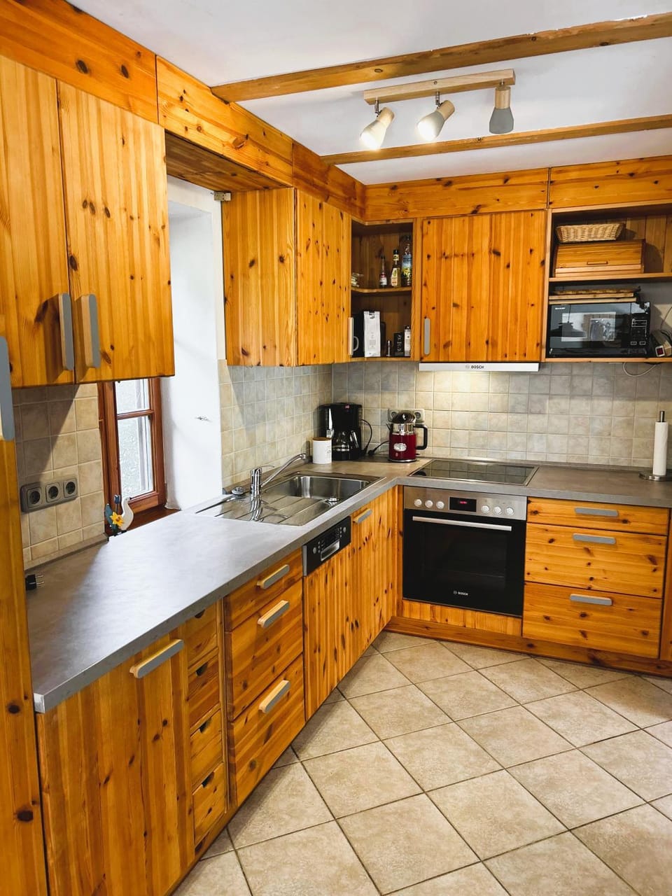 Kitchen or kitchenette, dishwasher, oven, toaster