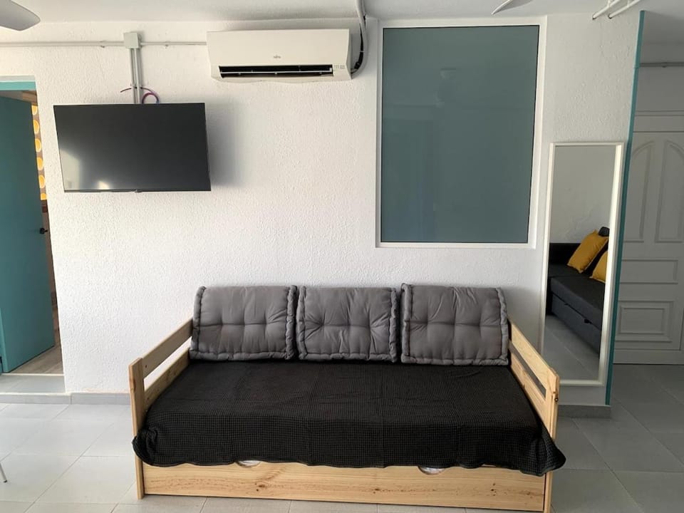 TV and multimedia, Living room, Seating area, air conditioner