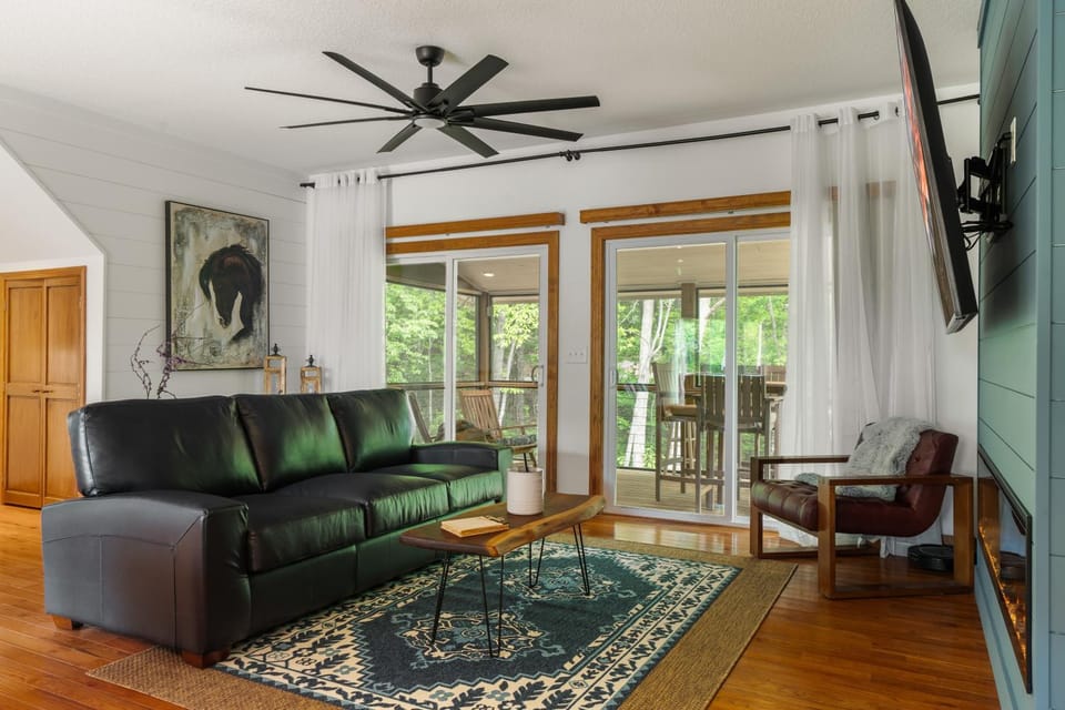 TV and multimedia, Living room, Seating area, fireplace